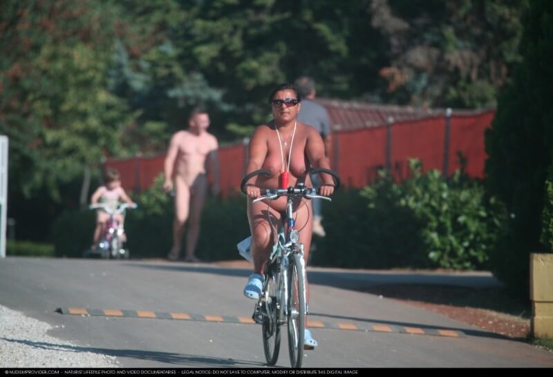 Naturists Road Biking pics - Freedom and naturalness are important to naturists