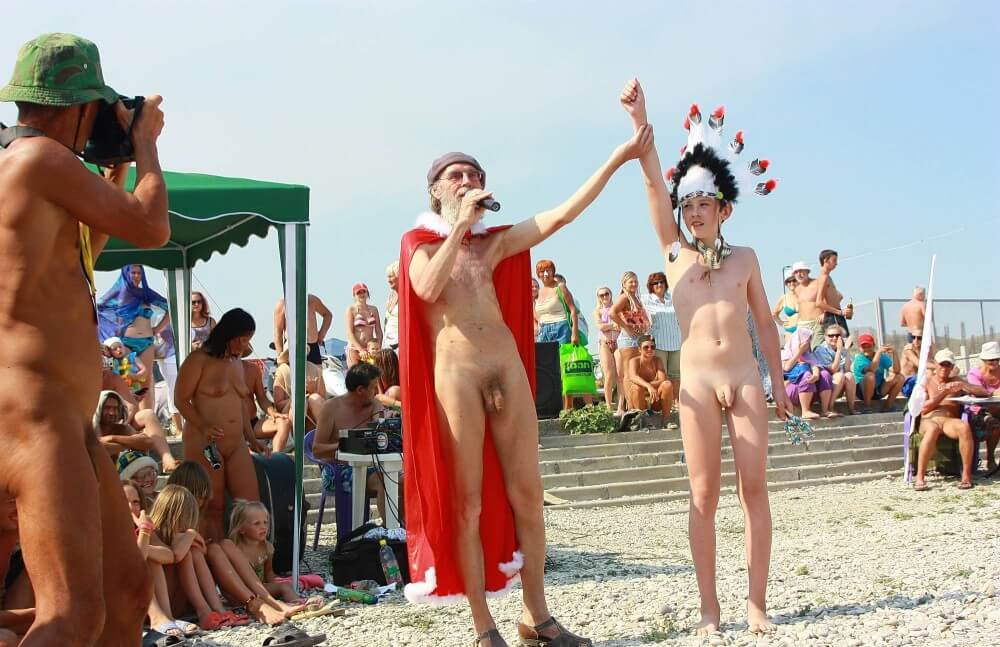 Native Headdress Dance pics - The naked body as a reflection of inner beauty