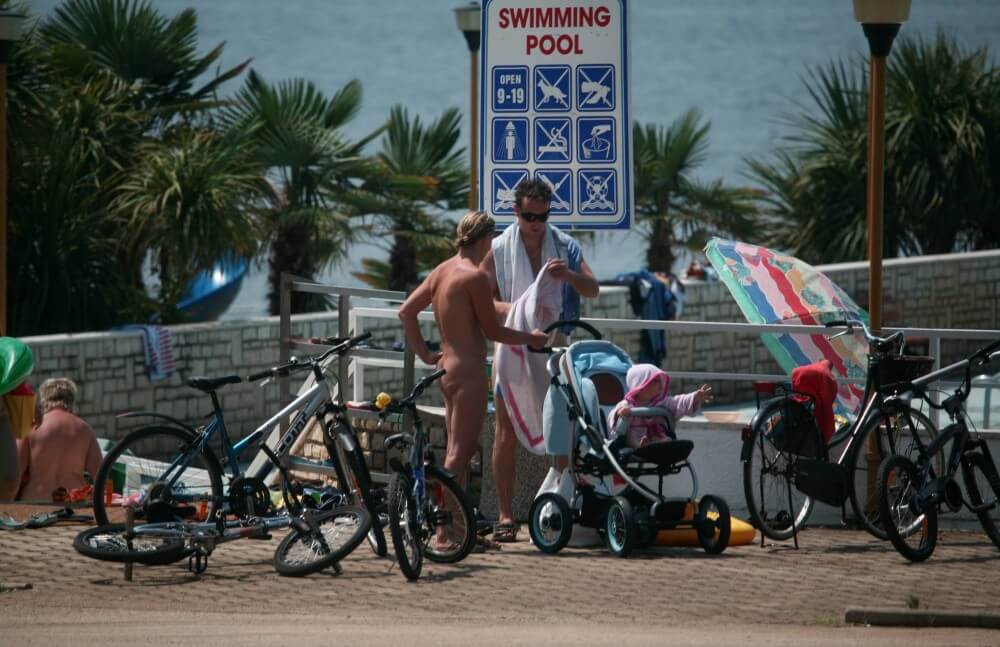 Poolside Camp Gathering pics - Benefits of naturist recreation and harmony with nature