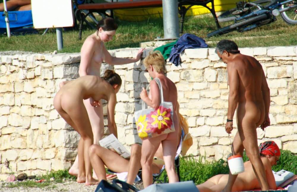 Nude Duet Girls Rail Climb Photo Set - The Pursuit of Naturalness, Freedom, and Body Acceptance