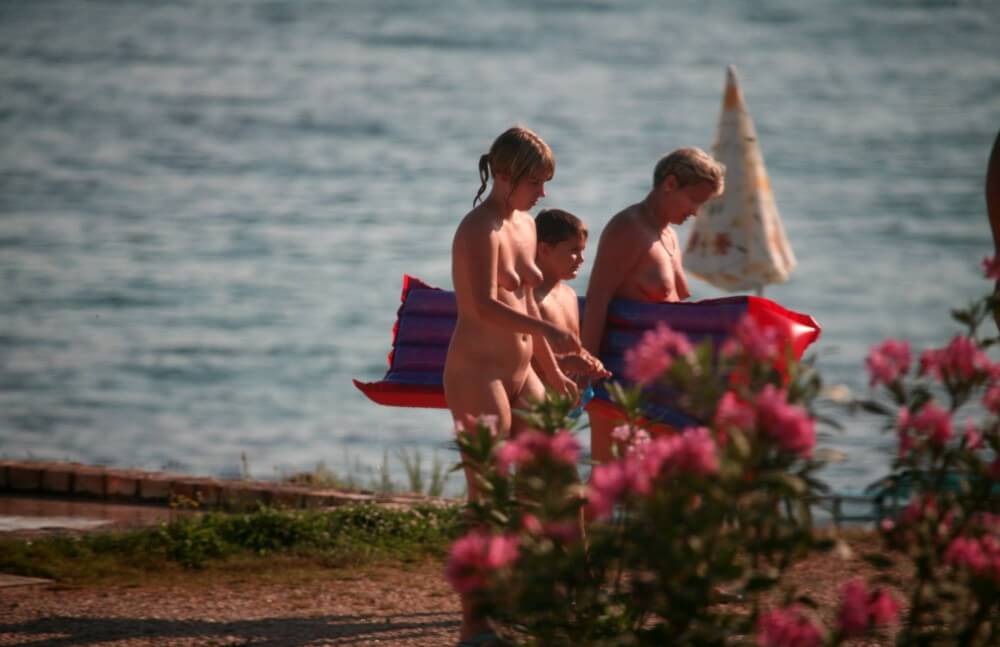 Dusk Til Dawn Showering phoros - Supporters of naturism live in harmony with nature