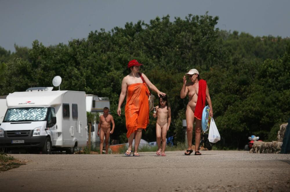 Bondi Beach Path Outskirt pics - The first step toward home nudism