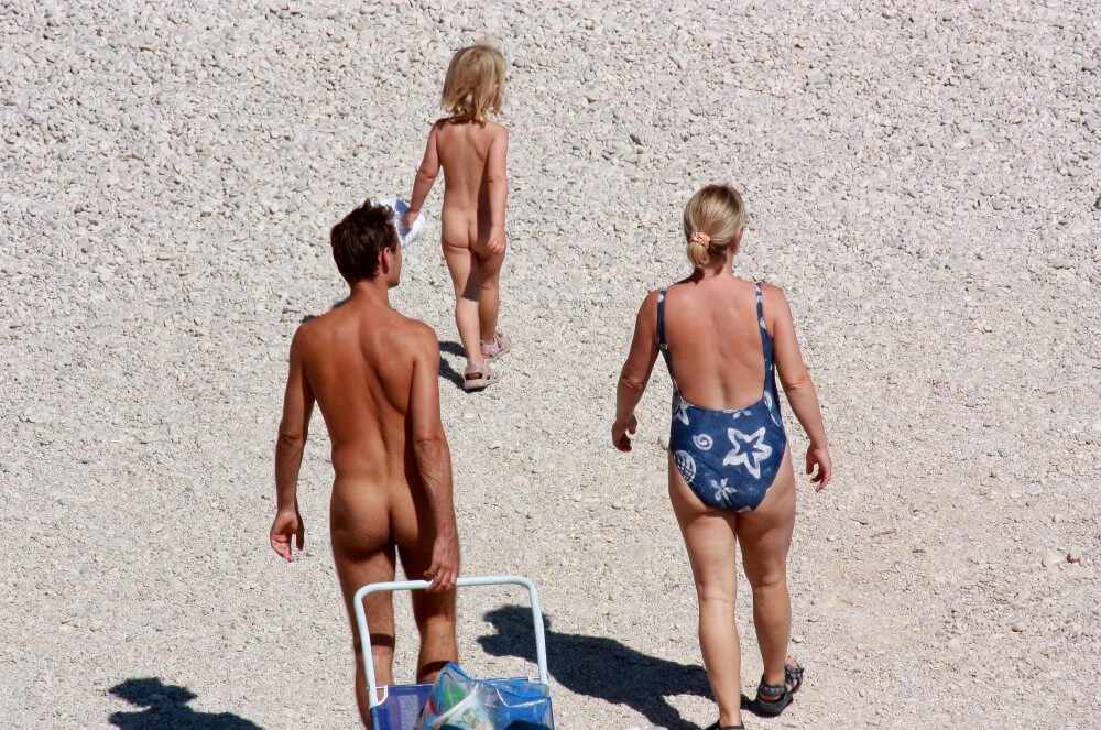 Beach Voyage Nudism Life pics - Naturism implies a life free of unnecessary problems