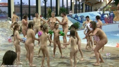 Aqua extravaganza 1 Full HD - Wearing less clothing is fashionable