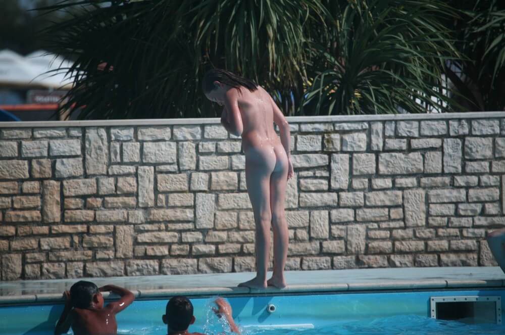 Naturist Pool-Side Singles pics - Many beautiful people without clothes