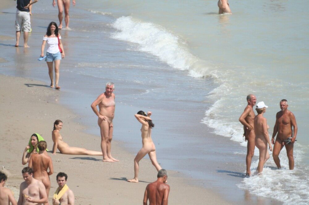 Costinesti Beach Groups pics - Sincerity is the foundation of the nudist lifestyle