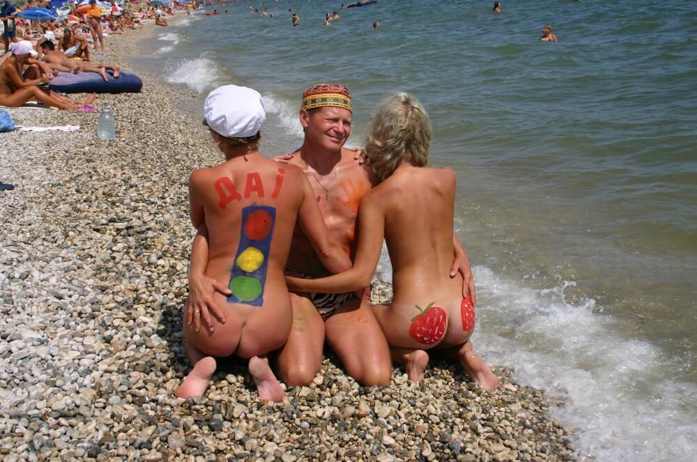 Bold Outdoor Nude Poses pics - Nudism contributes to the strengthening of psychological health