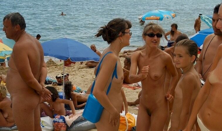 Documentary video naturism 1999 - Nudists value simplicity and openness
