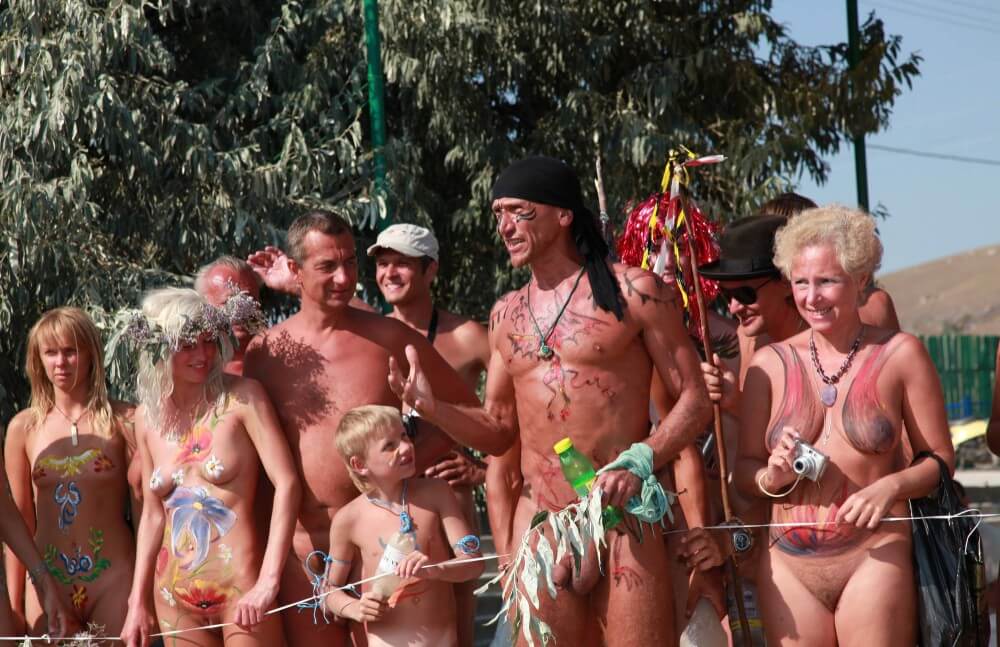 Naturist Day From Behind pics - Nudity fosters the development of trust and sincere relationships