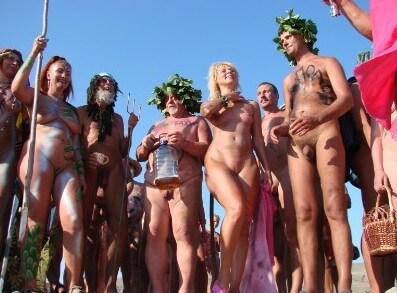 Nudism Beach Day photos - Differences between nudists and naturists