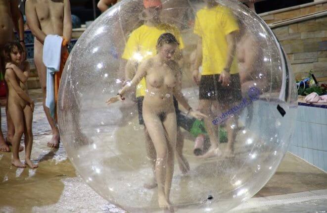 Holiday in the pool photos - Ordinary people as naturists