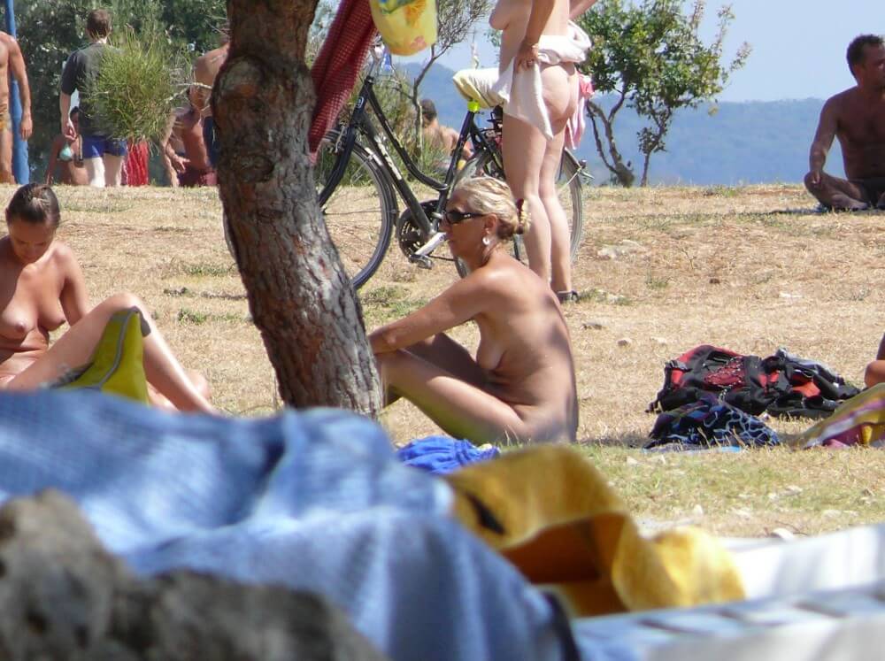 Ula FKK Shore Perspective pics - A defining feature of naturism is the absence of clothing