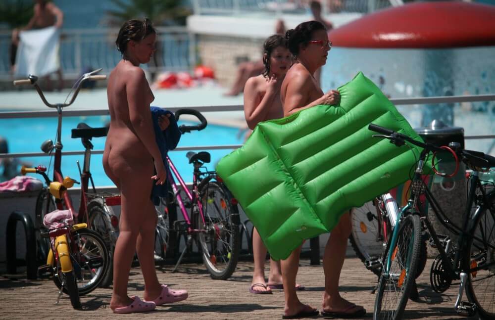 Outdoor Pool Sideliners pics - Nudism and Respect for Nature and the Environment