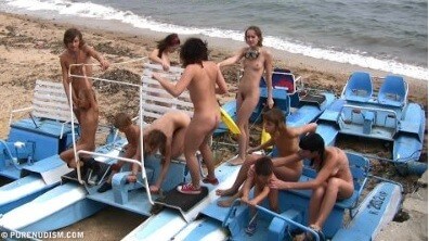 A group of naturists at sea - This is the culture of nudism