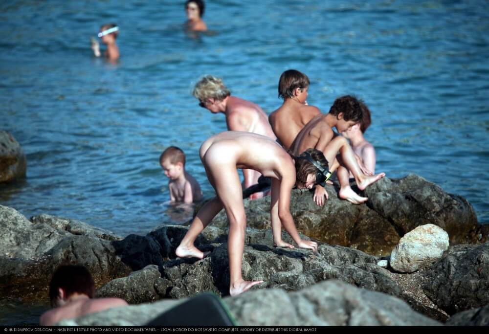 Summer day on the Black Sea photos - Nudism reduces self-consciousness