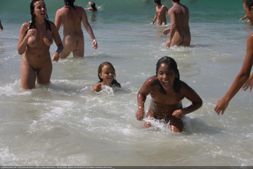 Brazil naturism photo set 4 - Nudists relax beautifully—a sight to behold