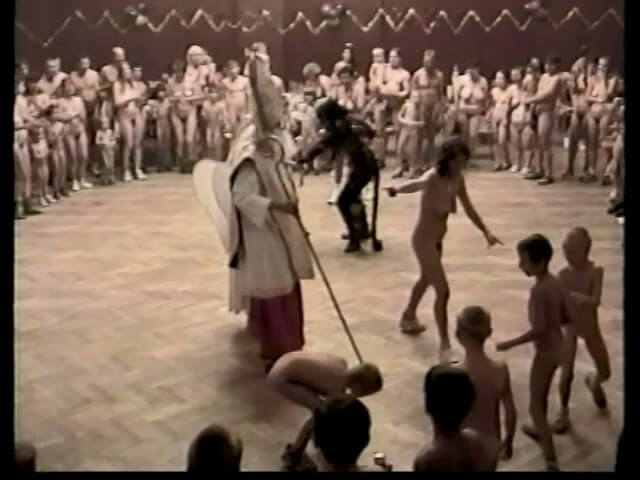 Helios Natura: Christmas Kinder Spiele - Nudity in naturism is not usually an end in itself